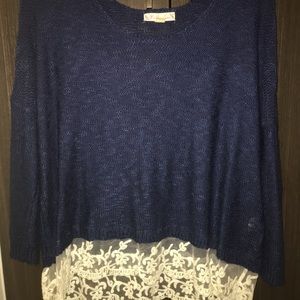 Crew neck sweater, laced at the bottom